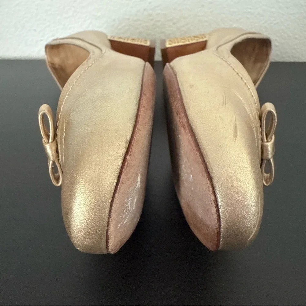 TORY BURCH Gold Logo Block Heel Round Toe Bow Leather Pumps